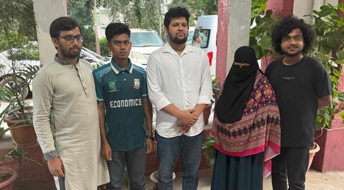 বোতল নিক্ষেপের ঘটনার সমাপ্তি: জবি শিক্ষার্থীকে ছেড়ে দিল ডিবি,উপদেষ্টার সঙ্গে সৌহার্দ্যপূর্ণ সাক্ষাৎ